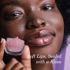 TATCHA aplicación del Kissu Lip Mask en labios mostrando suavidad y confort inmediato