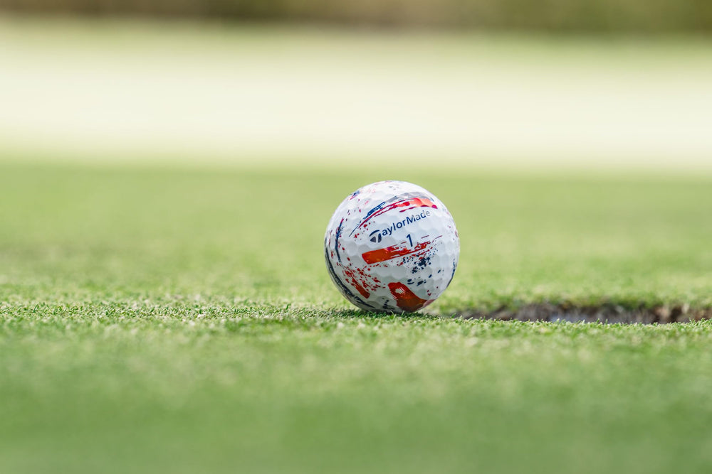 TaylorMade SpeedSoft Ink comparación de tamaño y escala junto a un palo para referencia