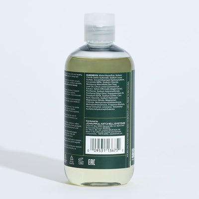 Tea Tree champú en ambiente de baño evocando frescura y energía