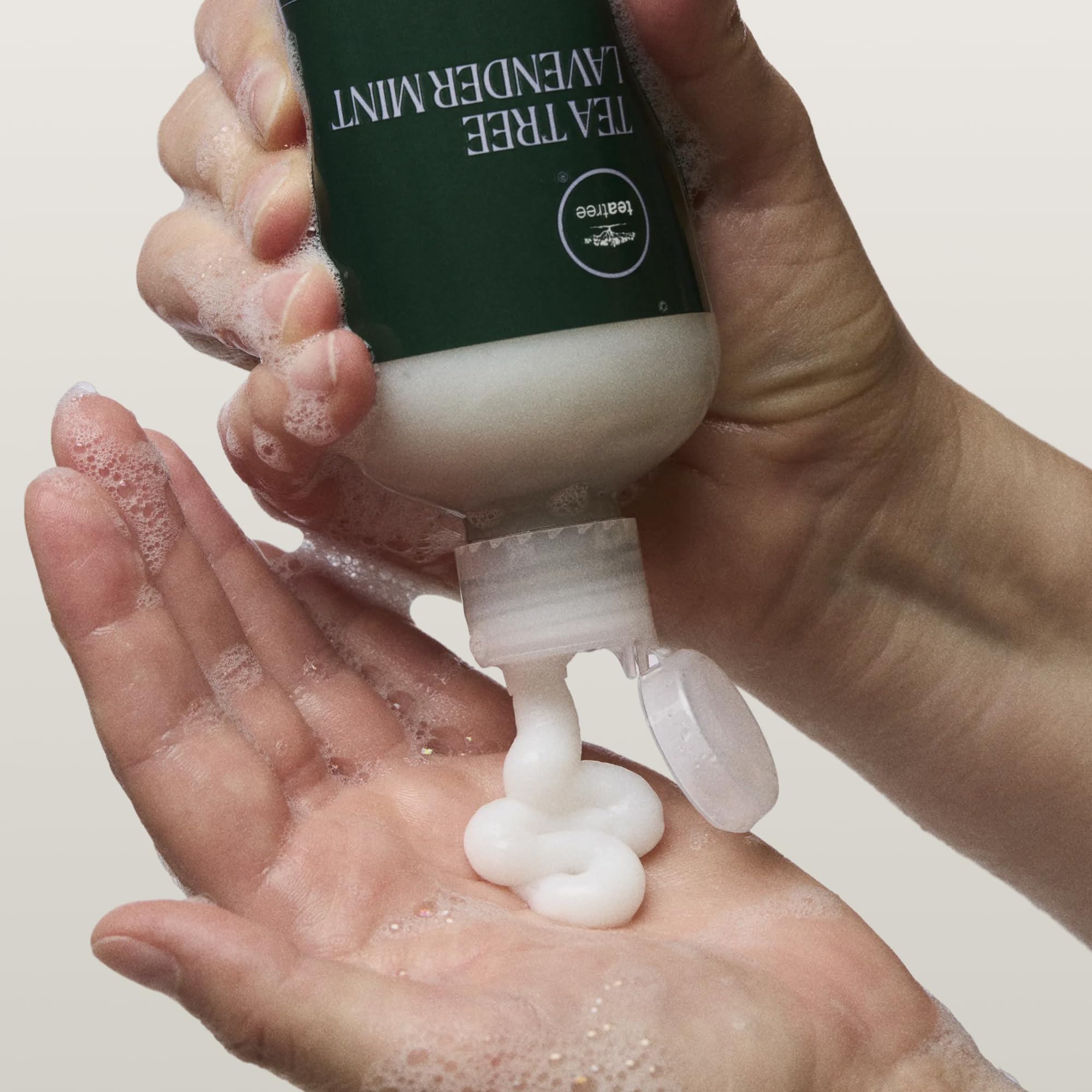 Tea Tree aplicando acondicionador en cabello húmedo para mejor manejo