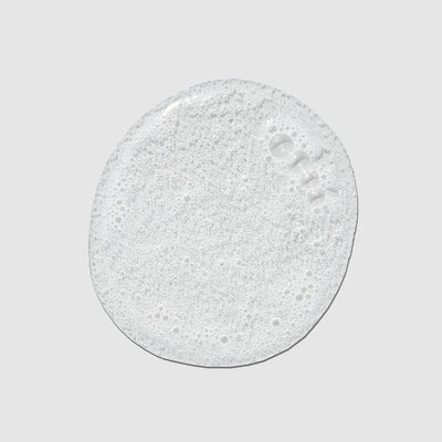 Tea Tree primer plano de la etiqueta que destaca ingredientes clave