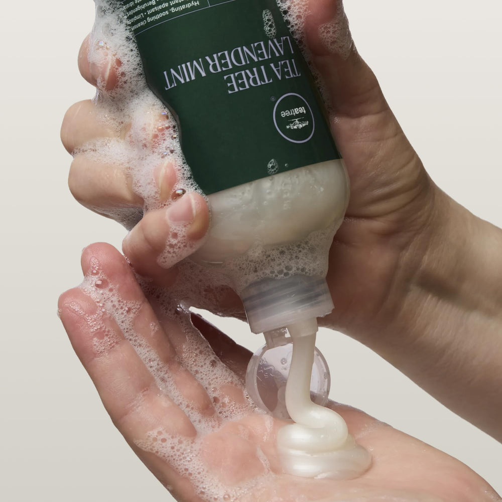 Tea Tree aplicando champú en la ducha para ilustrar uso diario relajante