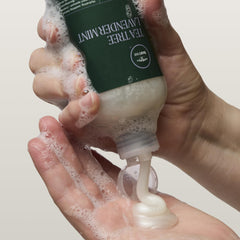 Tea Tree aplicando champú en la ducha para ilustrar uso diario relajante