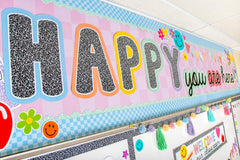 Teacher Created Resources banderines en fila aportando color y fácil instalación