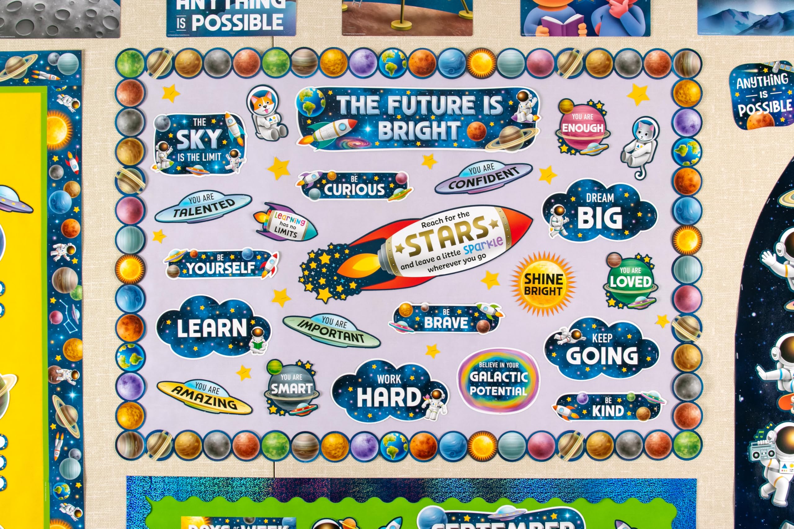 Teacher Created Resources detalle de grapas sin rasgar mostrando su durabilidad