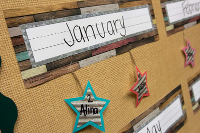 Teacher Created Resources en uso en aula con decoraciones, ahorra tiempo y esfuerzo