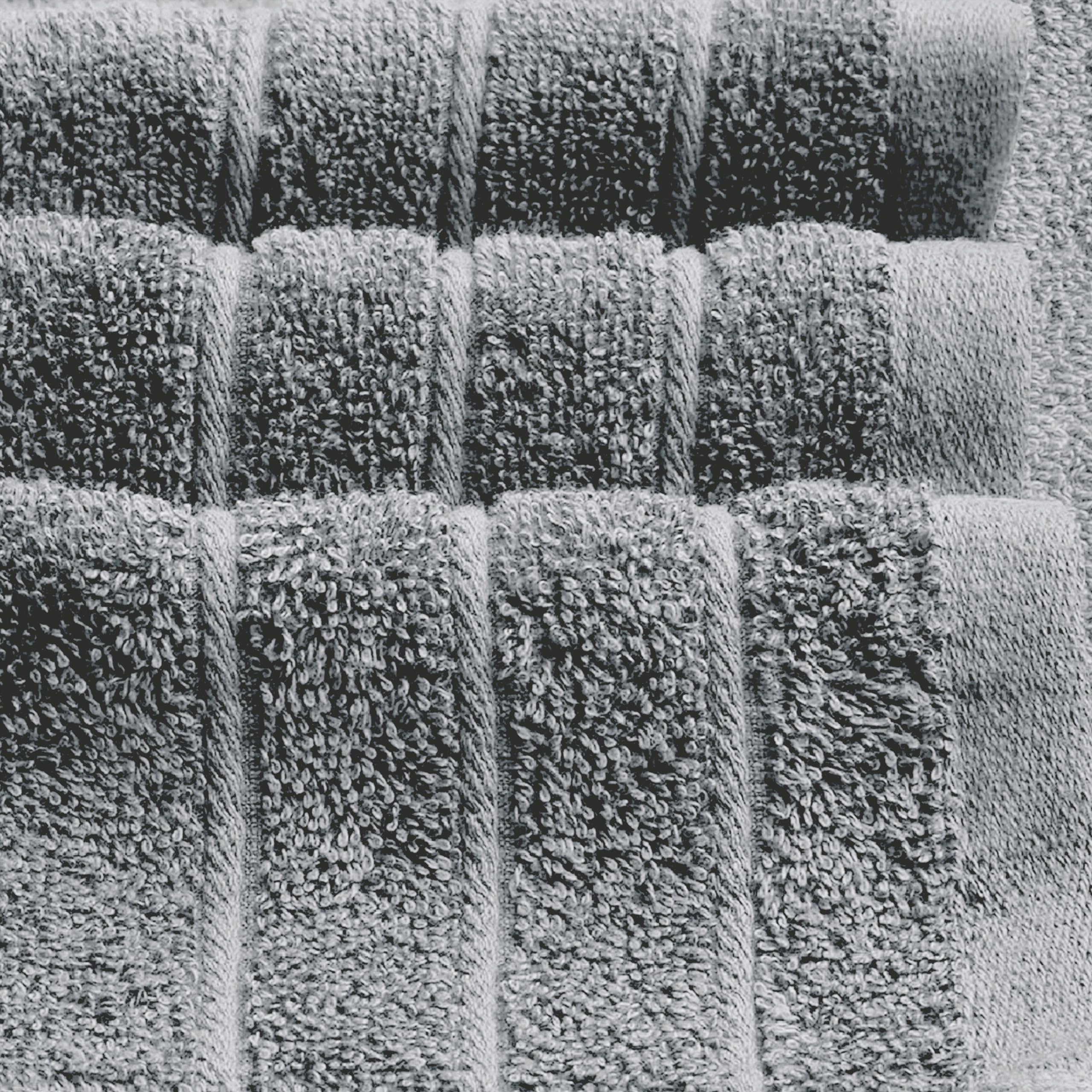 Tens Towels toalla colocada en baño moderno mostrando combinación del color gris frío en ambiente