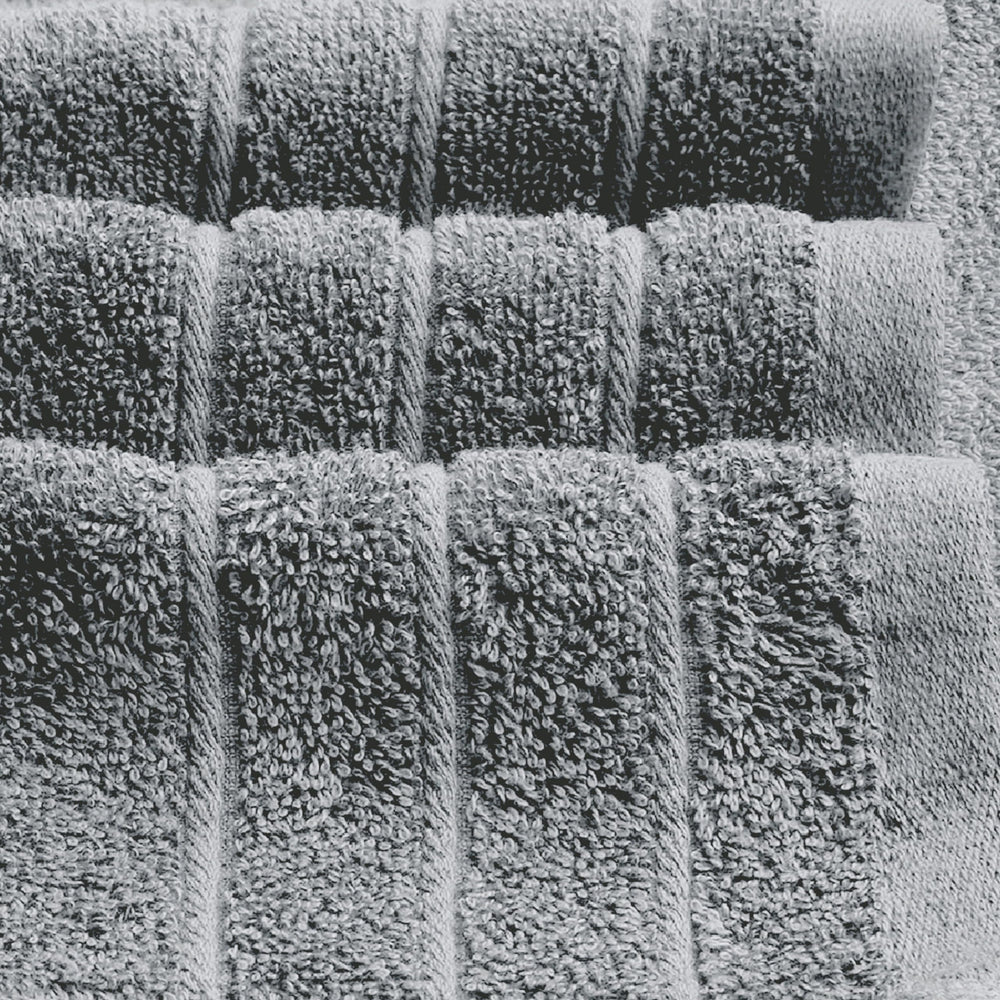 Tens Towels toalla colocada en baño moderno mostrando combinación del color gris frío en ambiente