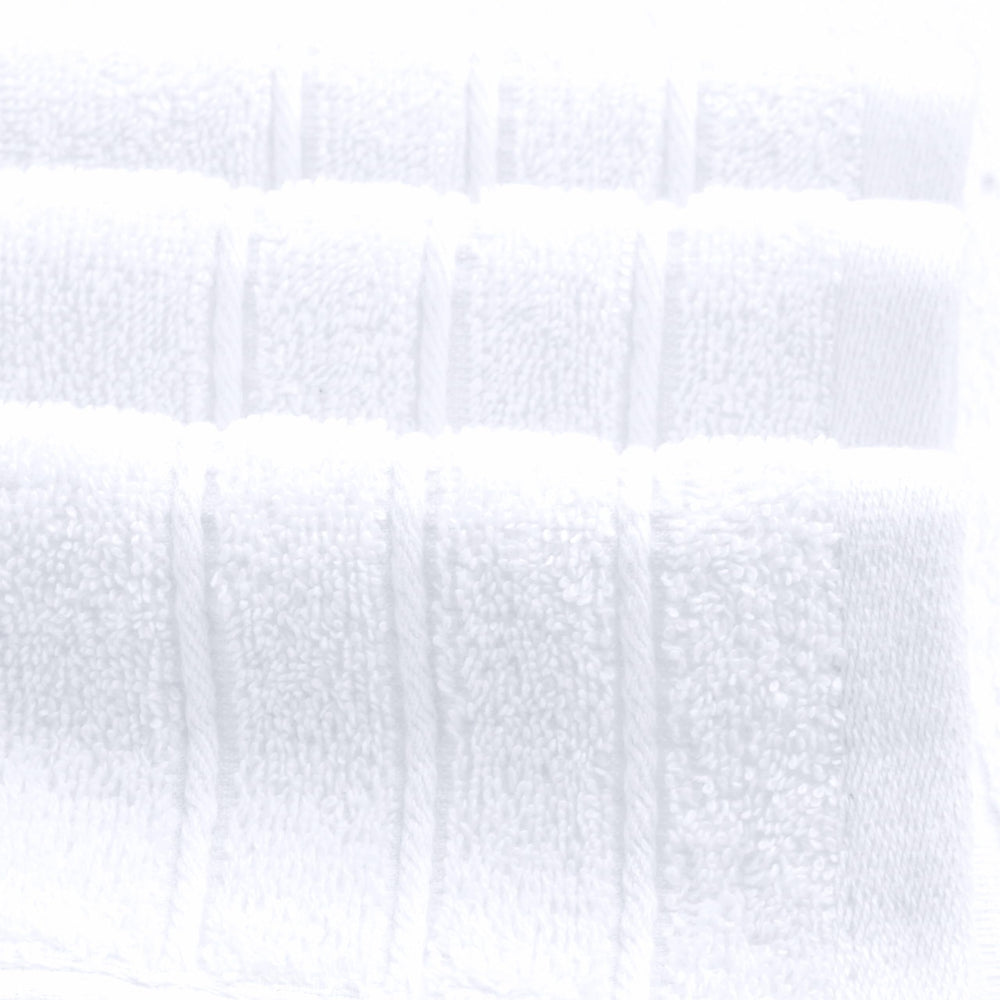 Tens Towels en baño ambientado ofreciendo apariencia profesional