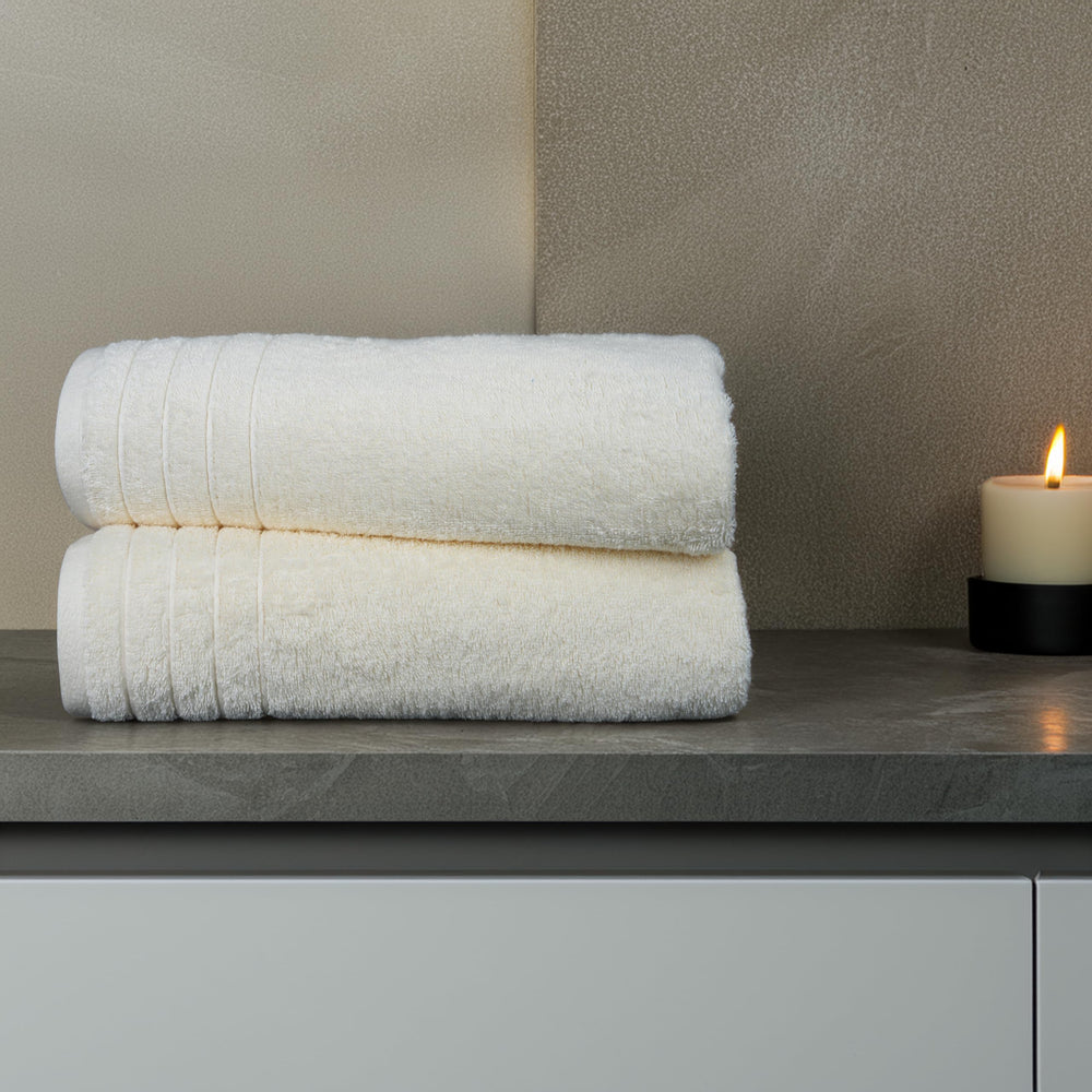 Tens Towels persona envolviéndose con la toalla extra grande, comodidad y cobertura