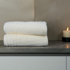 Tens Towels persona envolviéndose con la toalla extra grande, comodidad y cobertura
