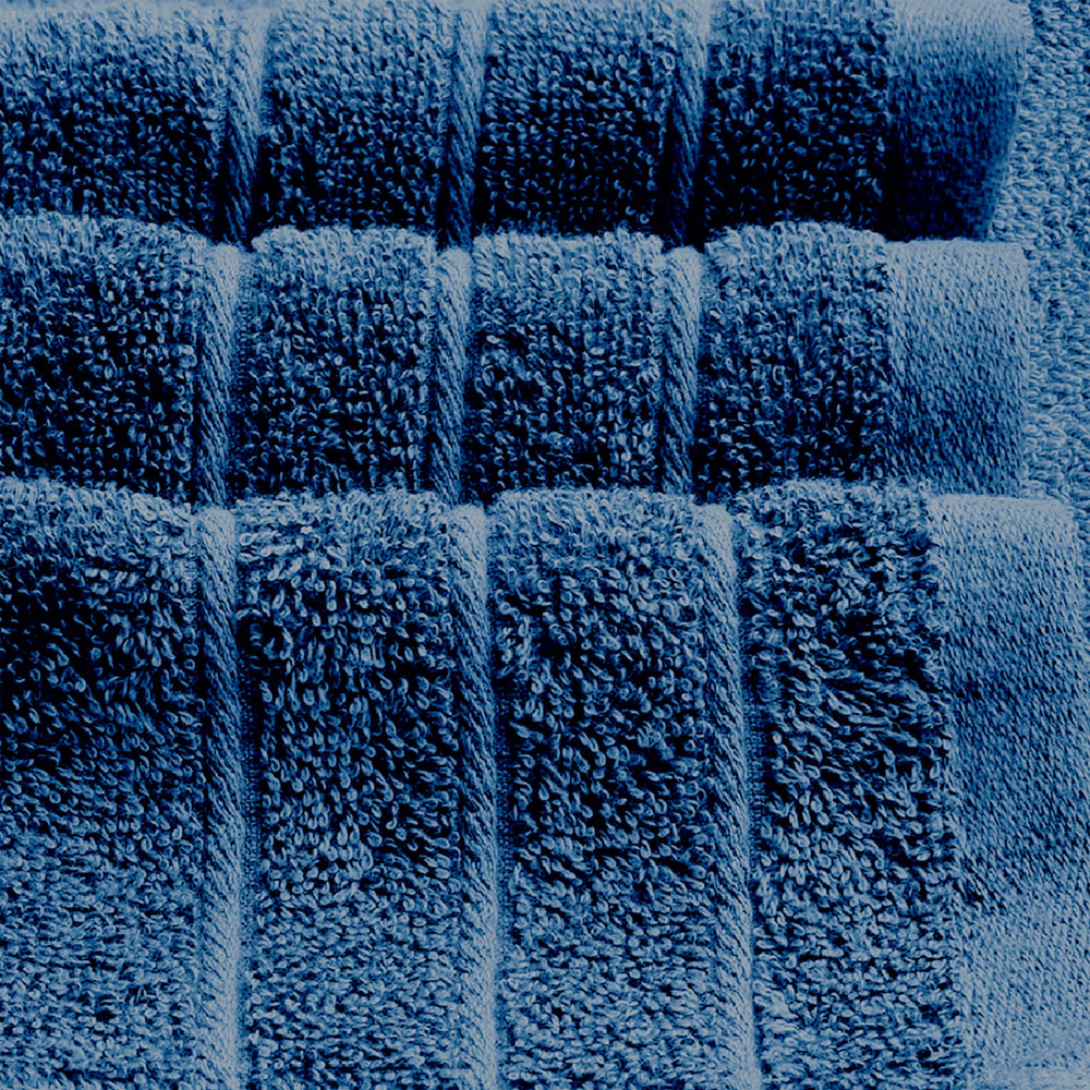 Tens Towels toallas plegadas junto a una regla para mostrar la escala