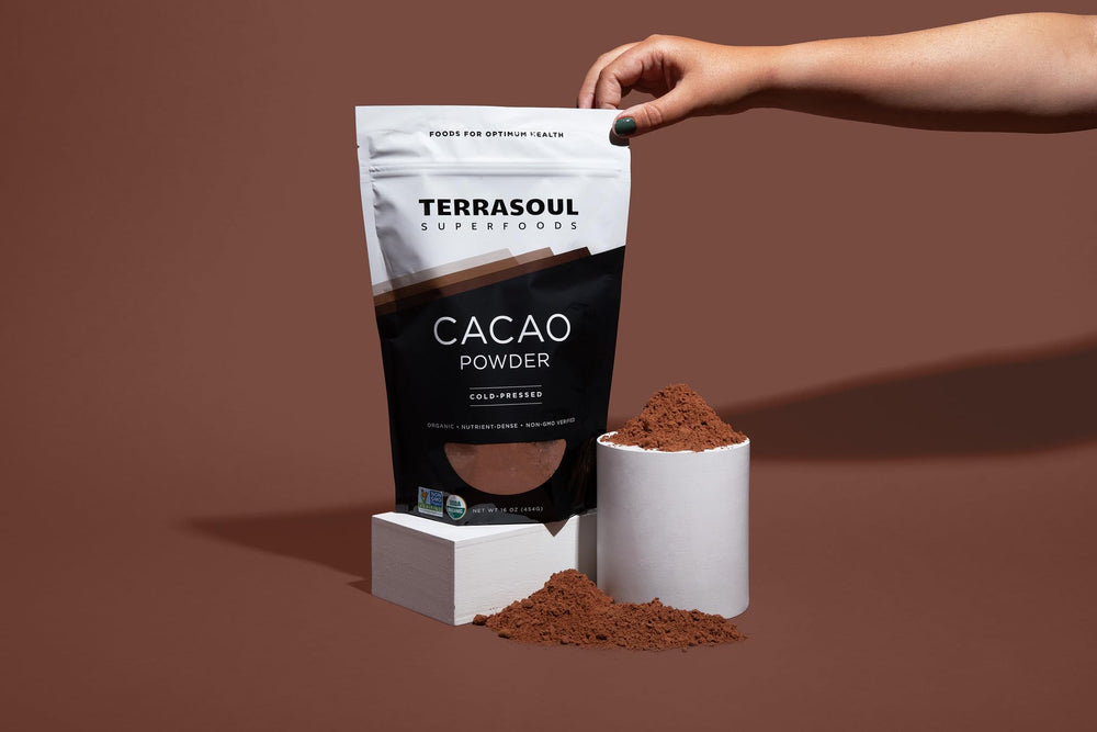 Terrasoul Superfoods bolsa junto a frutas y cuchara para comparar tamaño y porciones