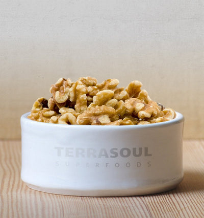 Terrasoul Superfoods nueces en licuadora para leche de nuez casera, fácil y natural