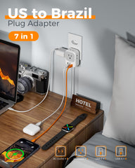 TESSAN adaptador en uso sobre mesa de hotel cargando teléfono y cámara, práctico en viajes