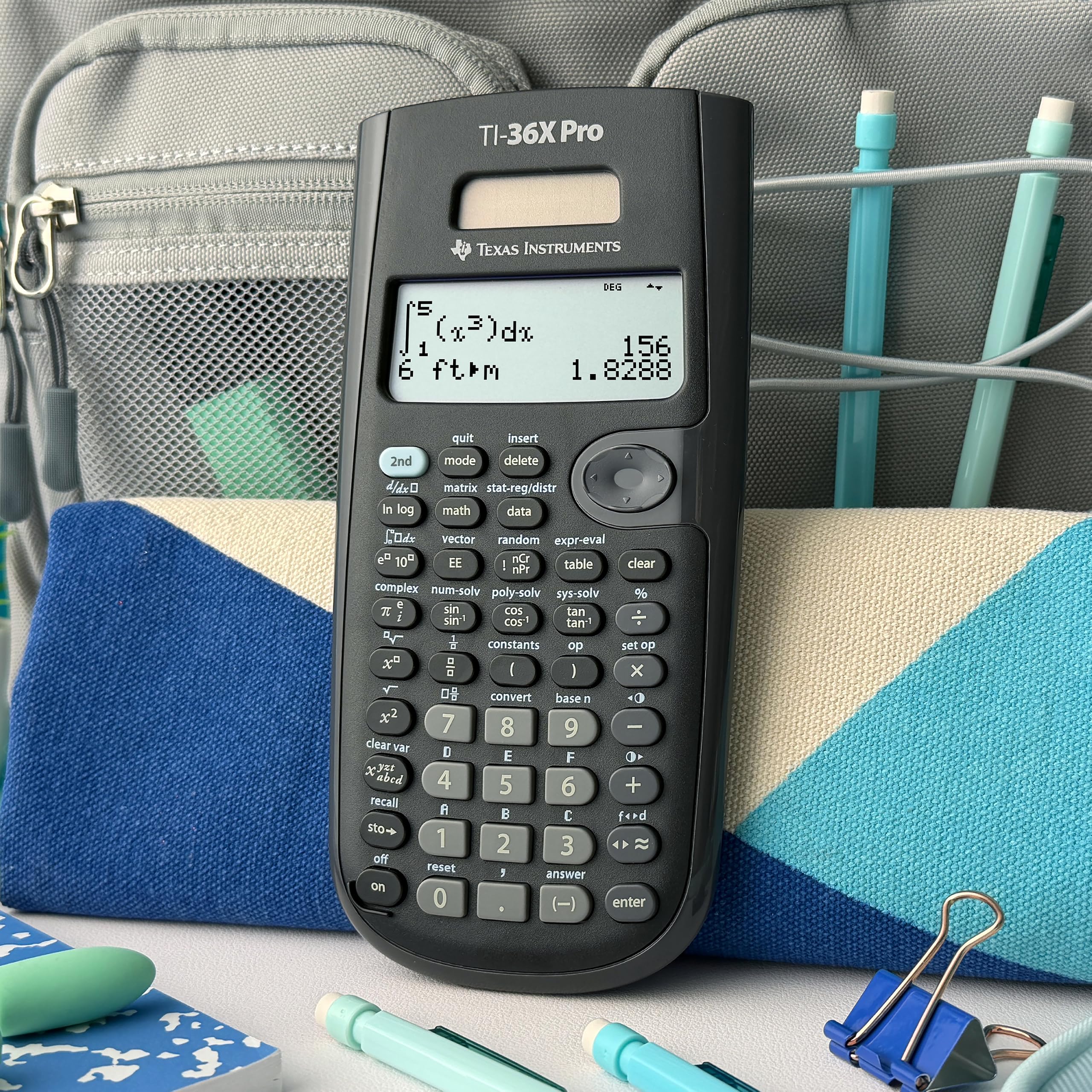 Texas Instruments TI-36X Pro primer plano de pantalla MathPrint para claridad