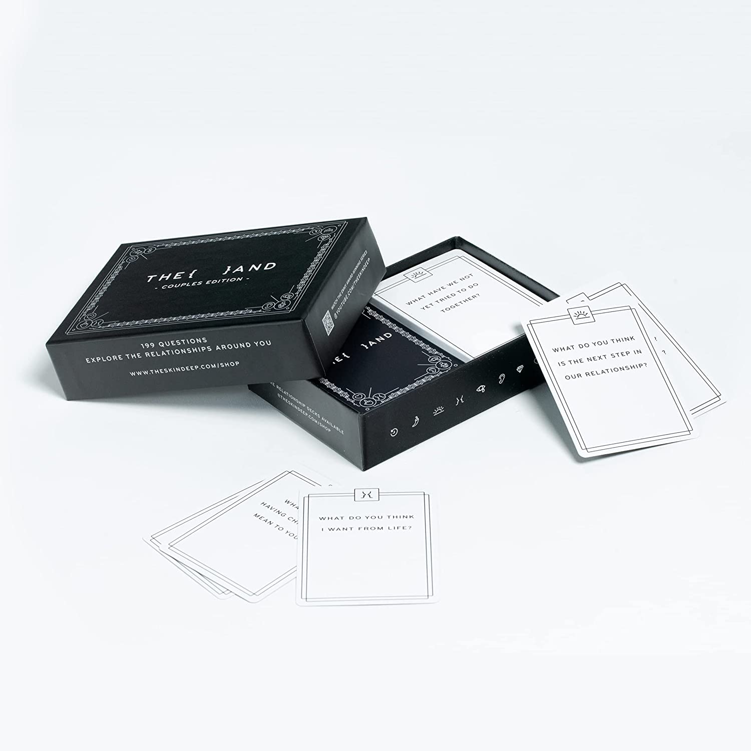 THE AND caja abierta con cartas ordenadas para fácil acceso