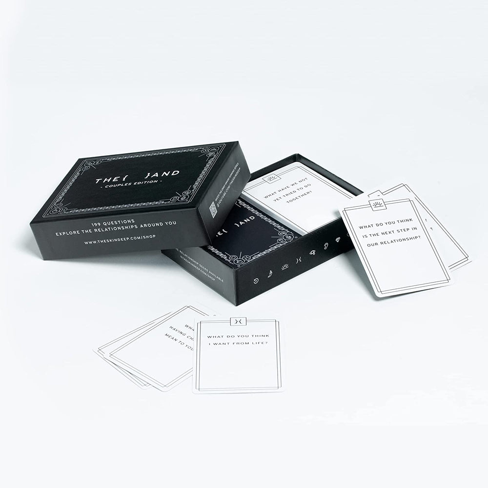 THE AND caja abierta con cartas ordenadas para fácil acceso