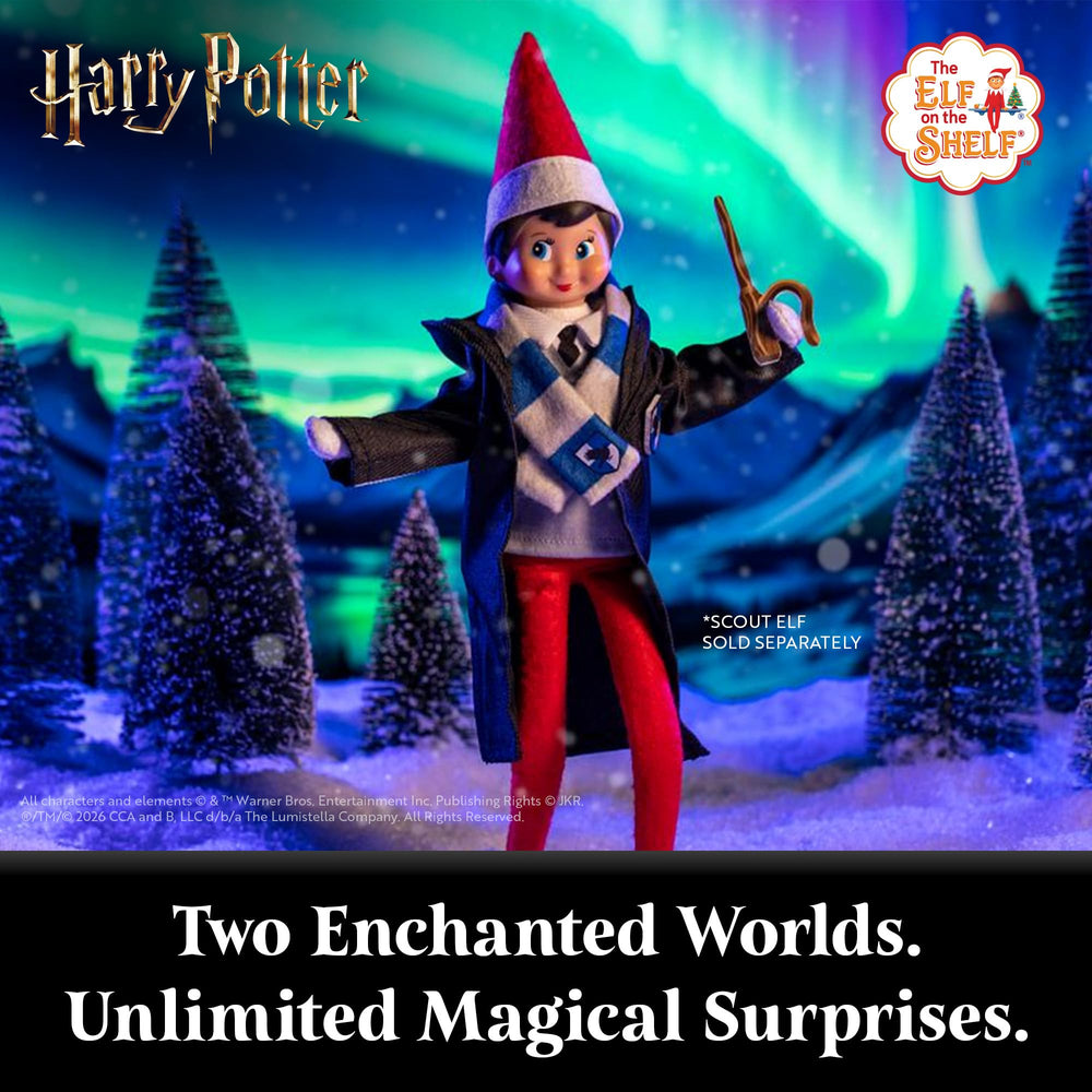 The Elf on the Shelf detalle de la capa Hogwarts, textura visible y ajuste seguro