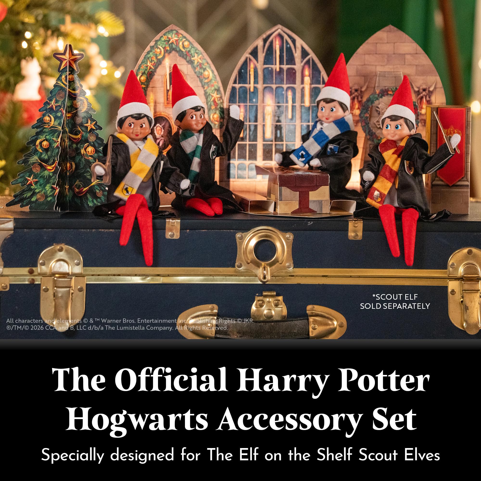 The Elf on the Shelf suéter y varita en uso, facilita escenas de lección imaginarias