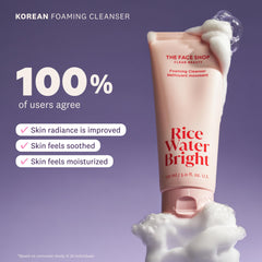 THE FACE SHOP producto en uso generando espuma en lavabo para limpieza eficaz