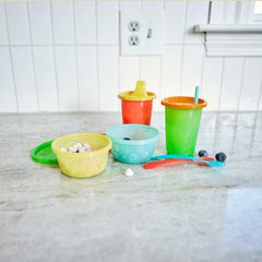 The First Years vaso en una mesa de fiesta mostrando uso colectivo