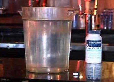 THE FRYOILSAVER COMPANY frasco Steramine junto a objetos para mostrar escala y ahorro