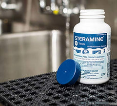 THE FRYOILSAVER COMPANY personal de cocina usando Steramine para sanitizar utensilios rápidamente