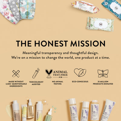 The Honest Company cartón con iconos de reciclaje resaltando sostenibilidad