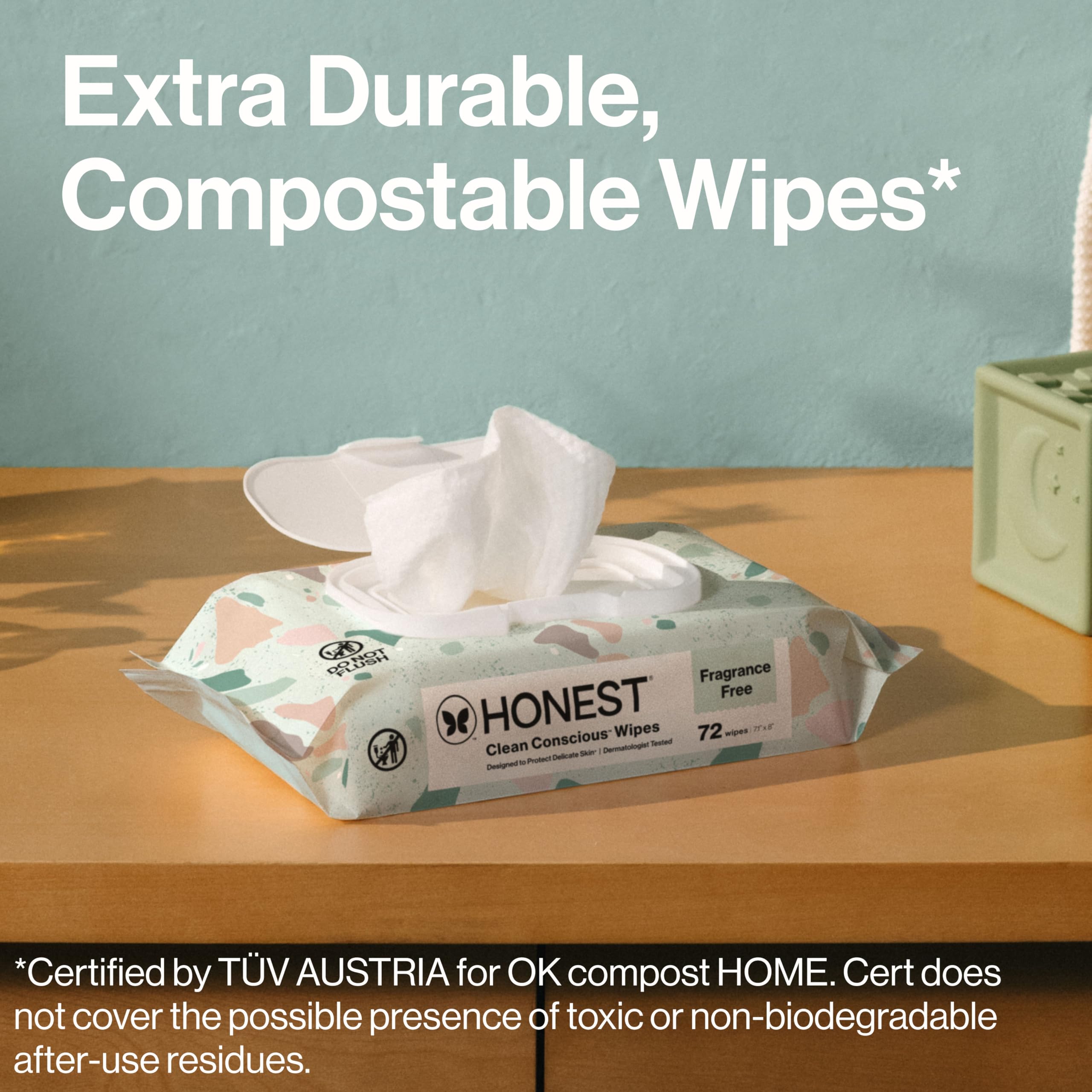 The Honest Company toallitas junto a mano de bebé para referencia de tamaño