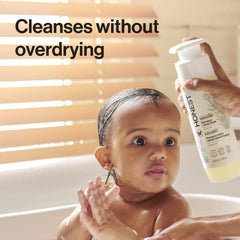 The Honest Company producto en uso durante baño de bebé para lavado sin lágrimas