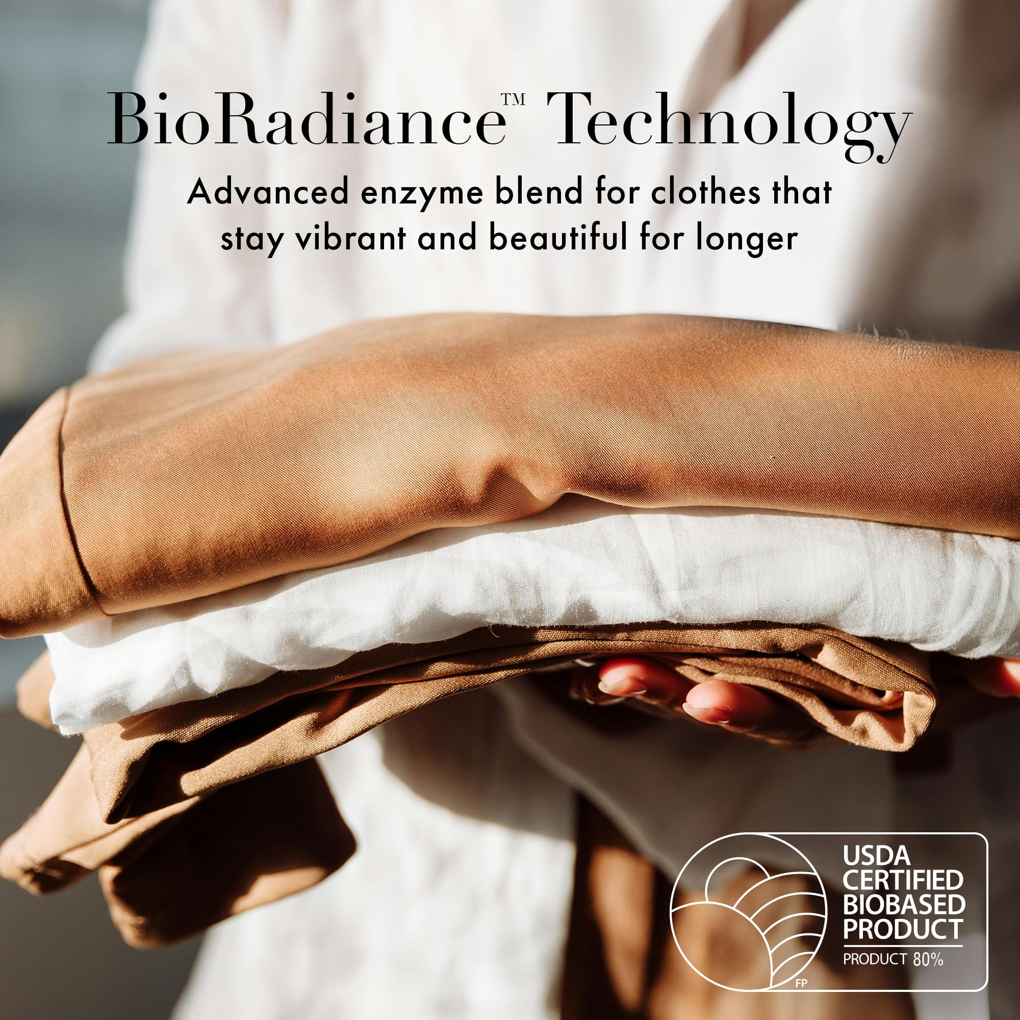 The Laundress botella junto a objetos para mostrar escala real