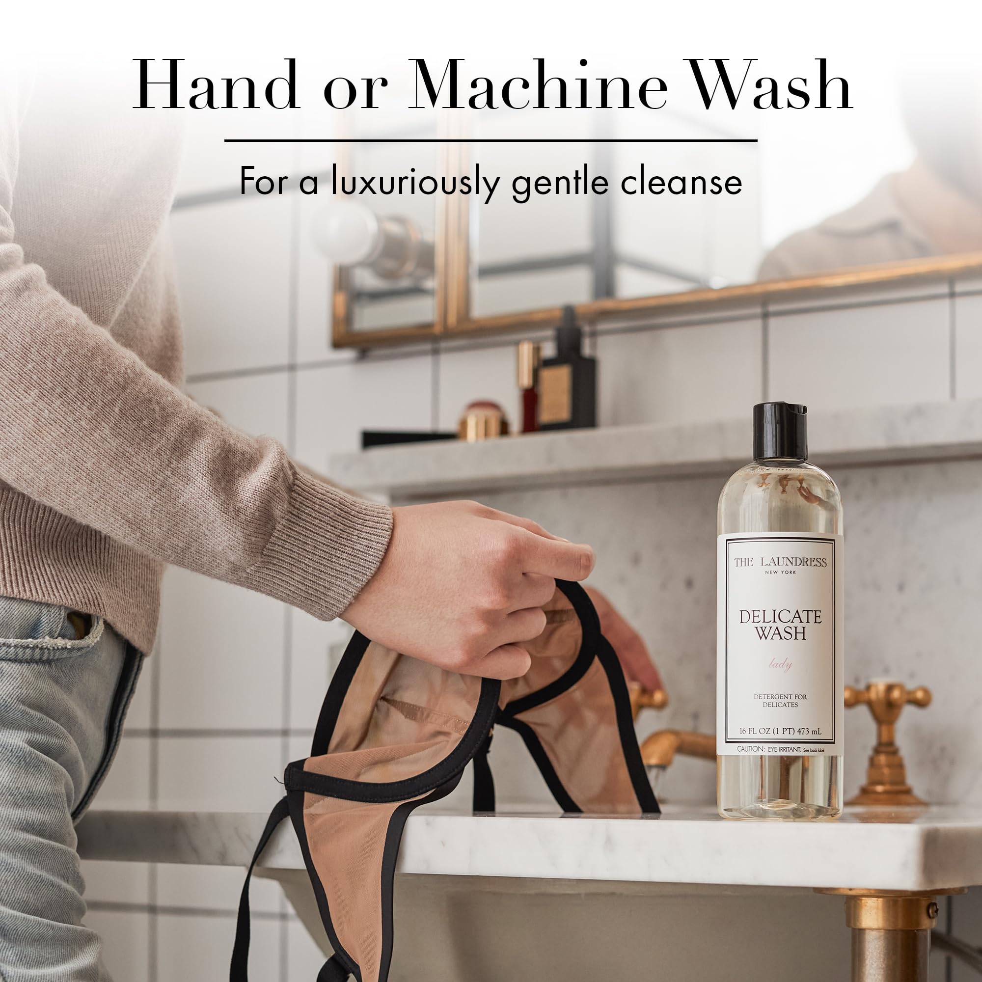 The Laundress vertido desde la botella para demostrar fácil uso