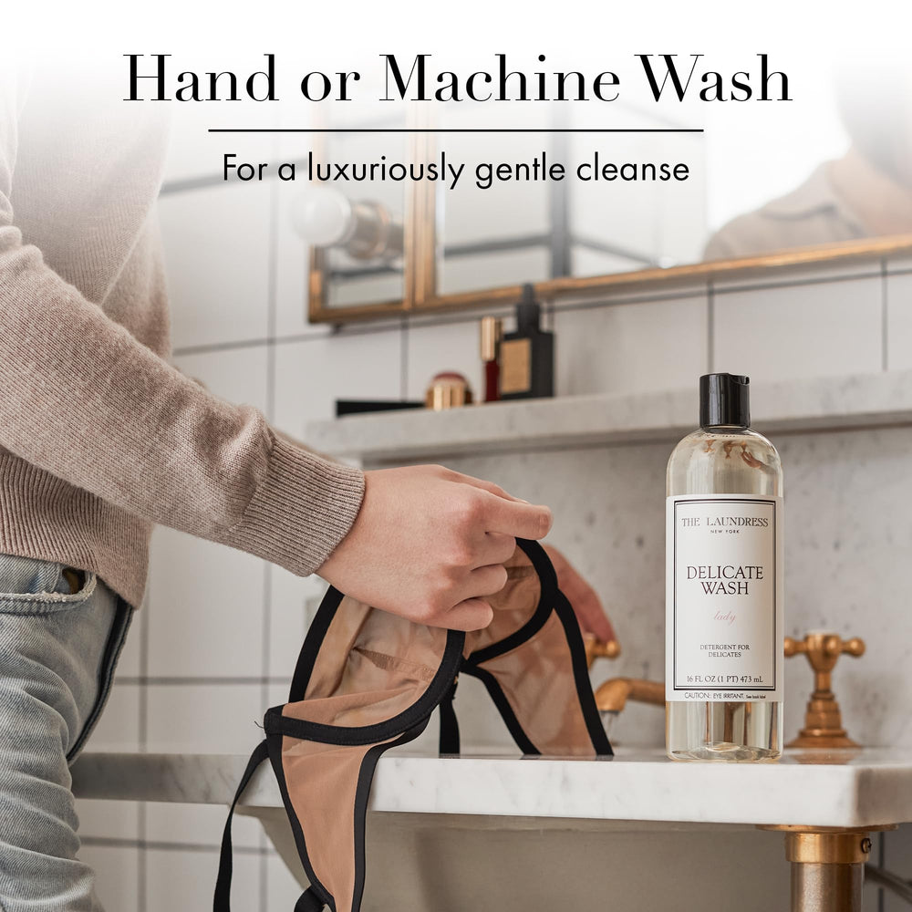 The Laundress vertido desde la botella para demostrar fácil uso
