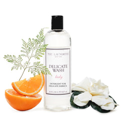 The Laundress frasco frontal mostrando etiqueta y elegancia de marca