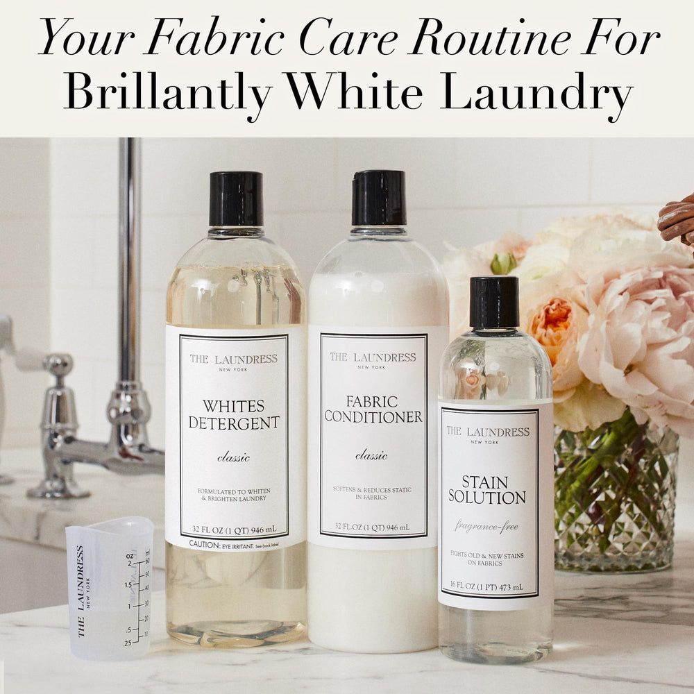 The Laundress producto en escena de lavandería con ropa colgada, aspecto fresco y limpio