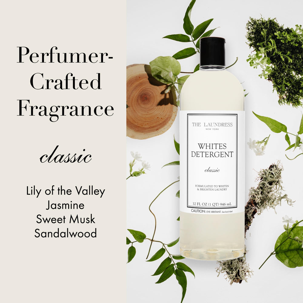 The Laundress botella junto a una taza medidora, dosificado preciso y sin derrames
