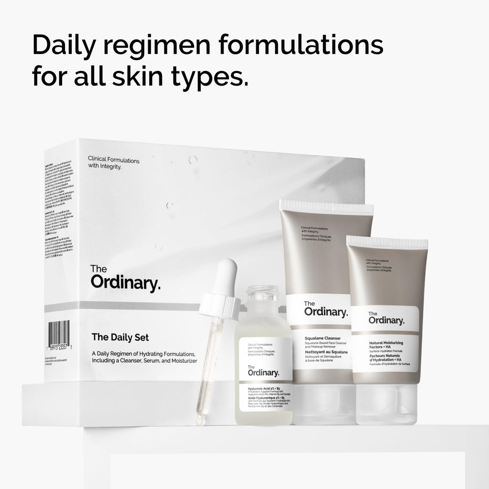 The Ordinary suero Hyaluronic Acid 2% + B5 aplicado con dedos para hidratación profunda