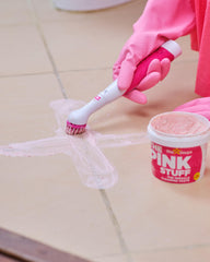 The Pink Stuff herramienta junto a una taza para comparar tamaño y ergonomía