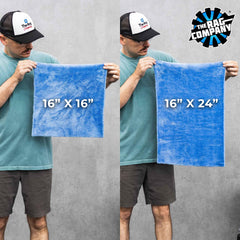 The Rag Company toalla en mano para comparar tamaño 16x16 pulgadas y utilidad