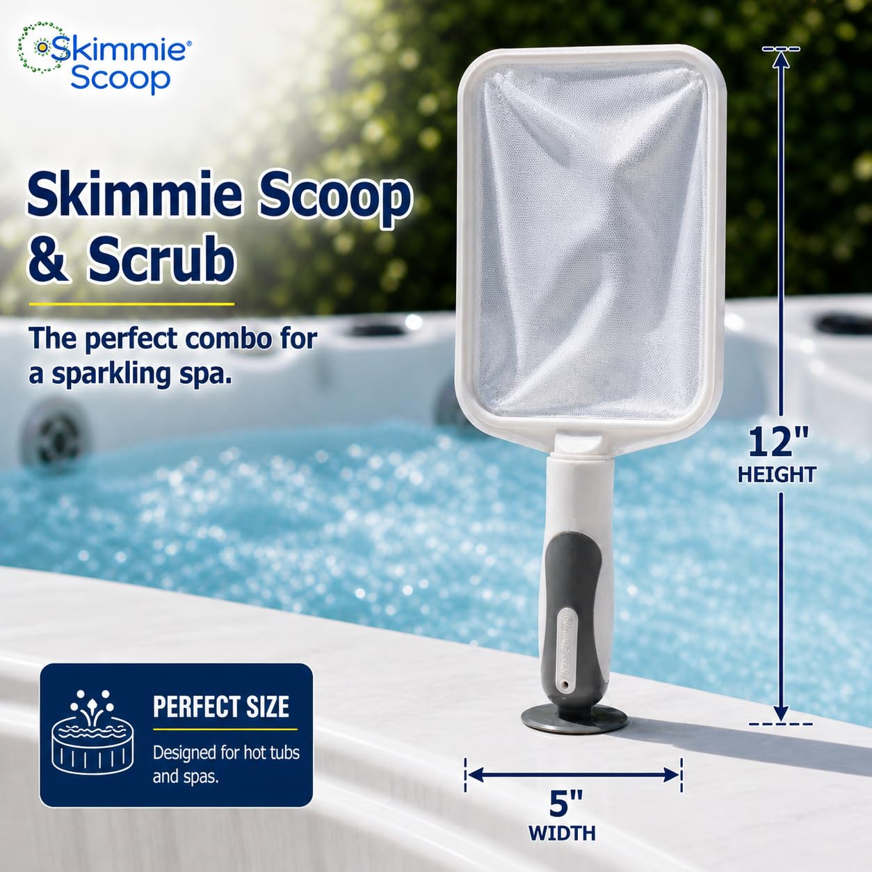 The Skimmie en uso retirando hojas de un spa para agua más clara
