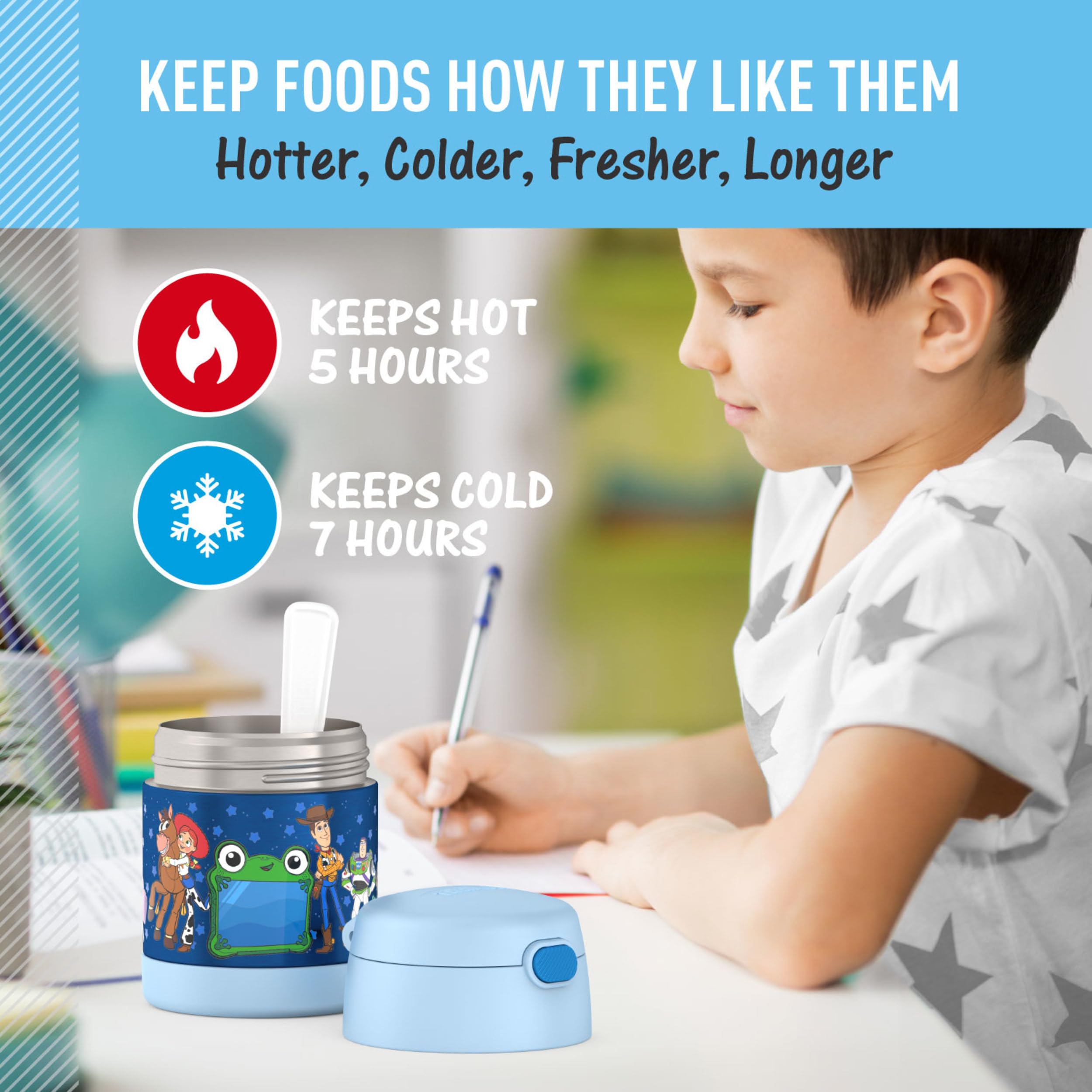 THERMOS FUNTAINER comparación de tamaño con manos de niño, compacto y ligero