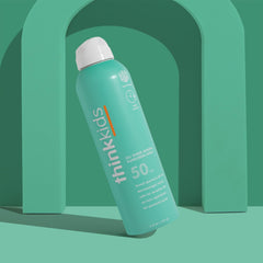 Thinkkids spray aplicado a niña jugando, protección fácil y rápida