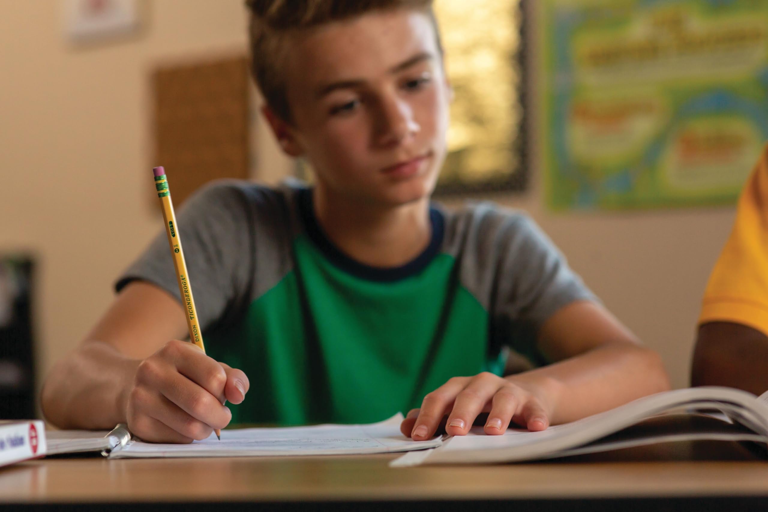 Ticonderoga lápices sobre escritorio para uso escolar y estudio