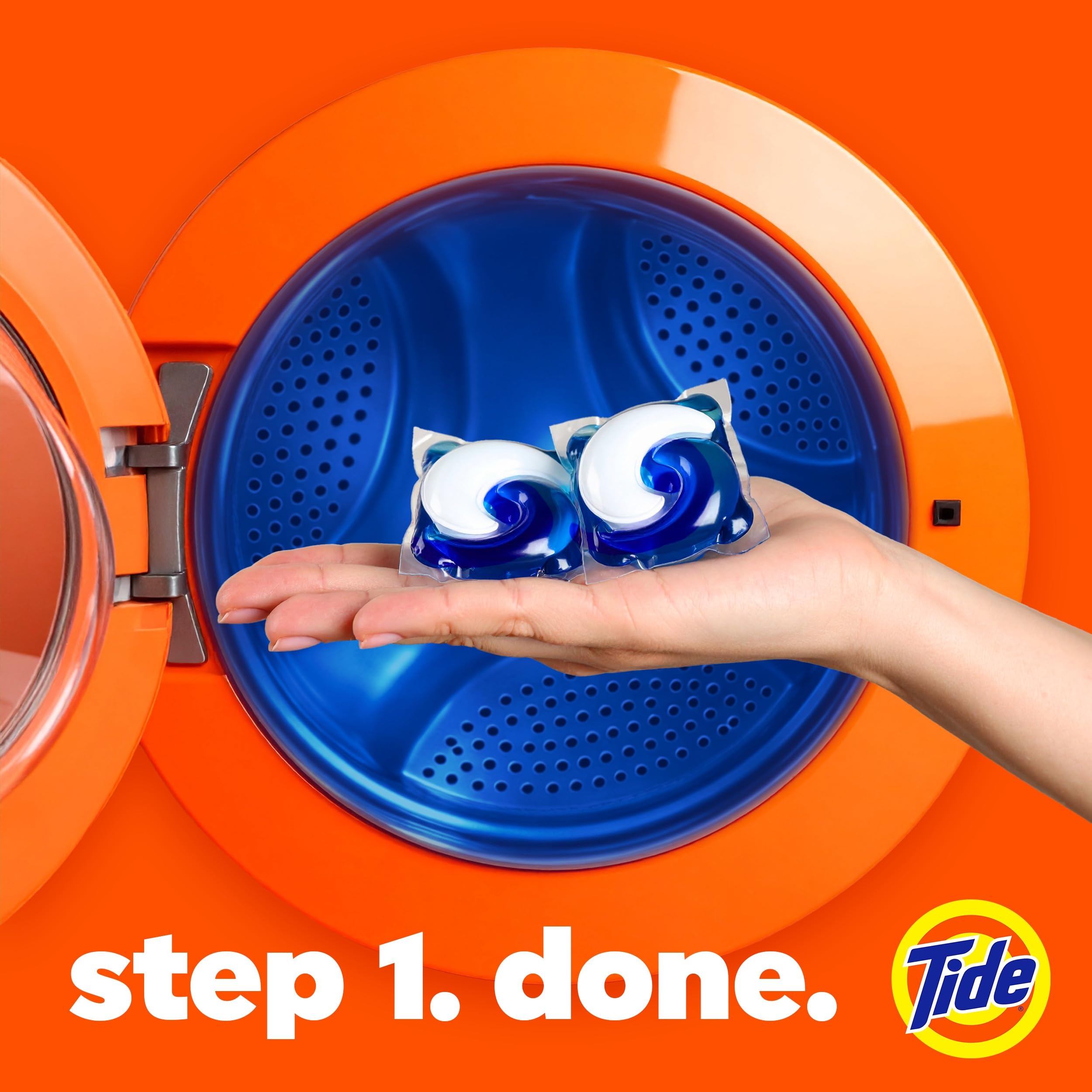 Tide cápsula en mano para comparar tamaño y dosificación fácil