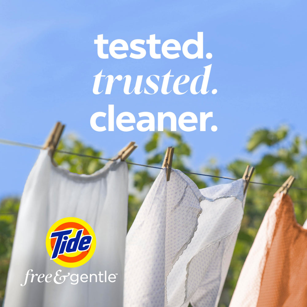 Tide cápsula en mano mostrando tamaño y fácil manejo seguro