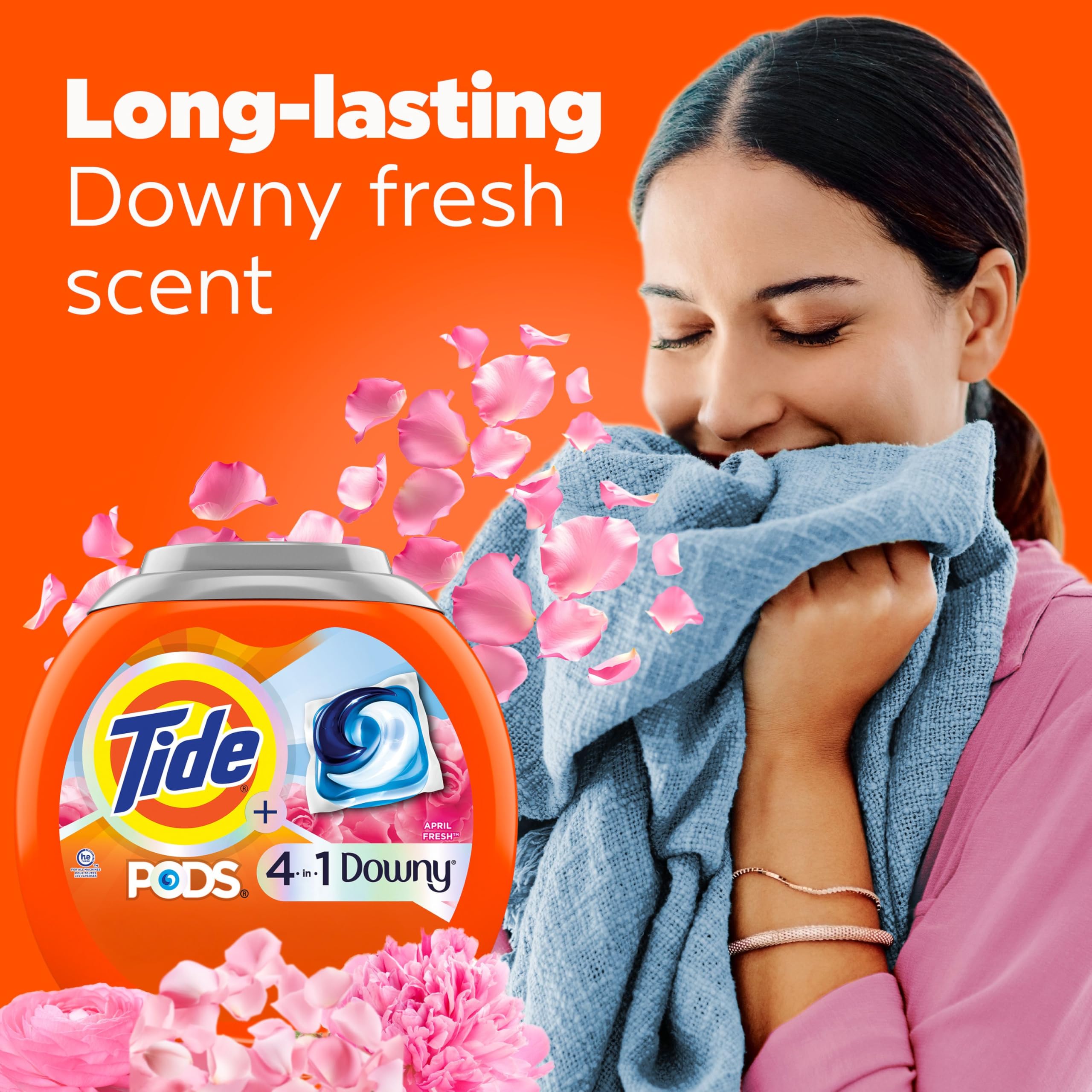 Close-up de una cápsula Tide PODS con Downy mostrando el diseño concentrado y eficacia