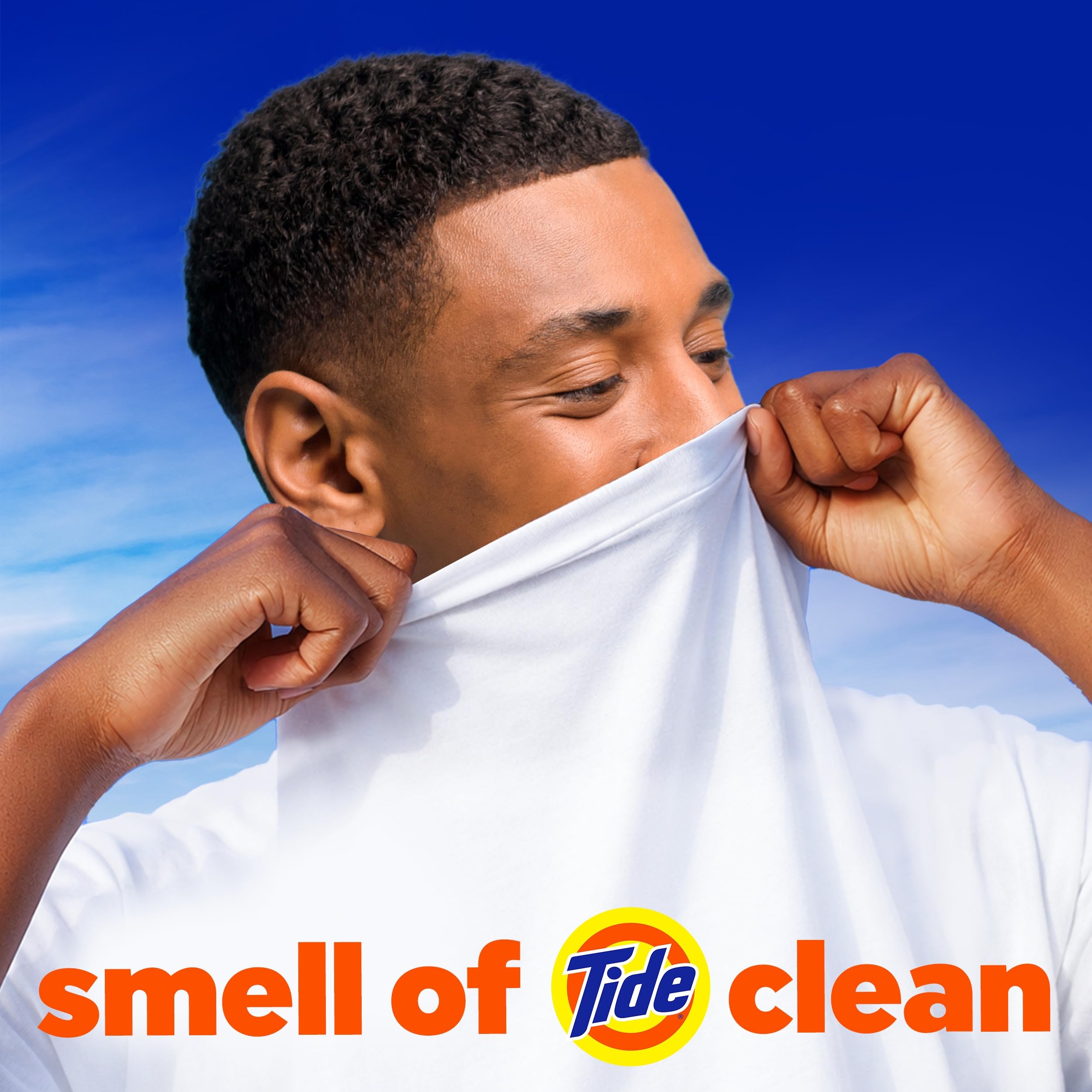 Tide cápsula disolviéndose en agua mostrando liberación de ingredientes