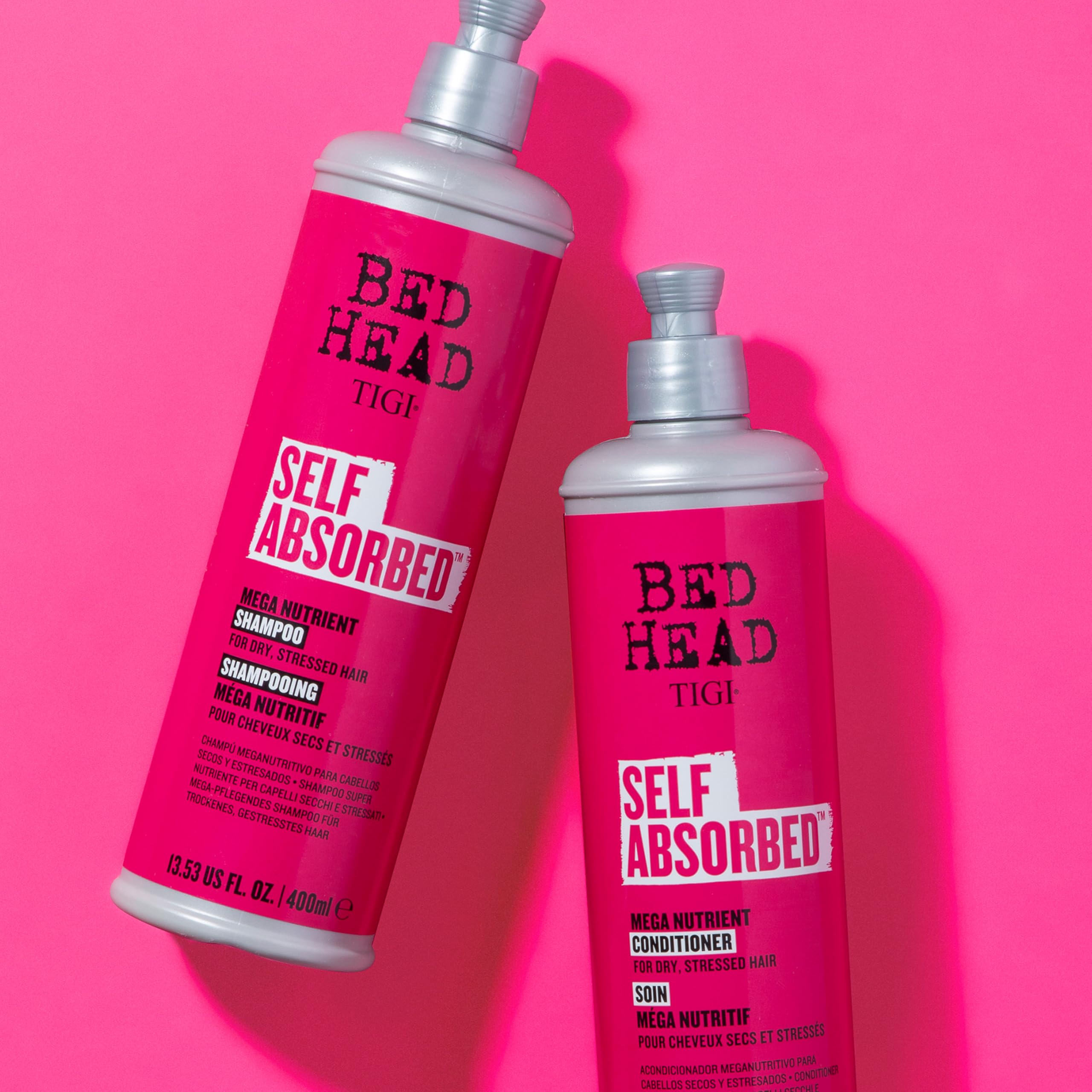 TIGI Bed Head champú en cabello húmedo demostrando uso y limpieza efectiva