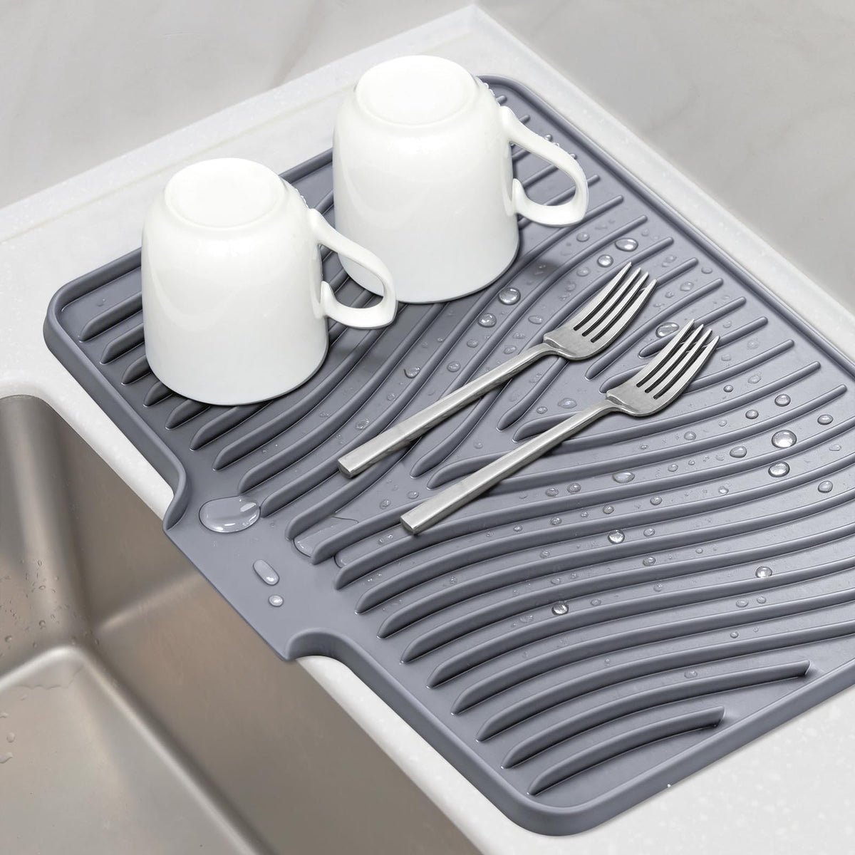 TIKNIK tapete escurridor frontal mostrando diseño y protección de encimera